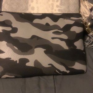 GILI NWT clutch in camo with Halo technology
